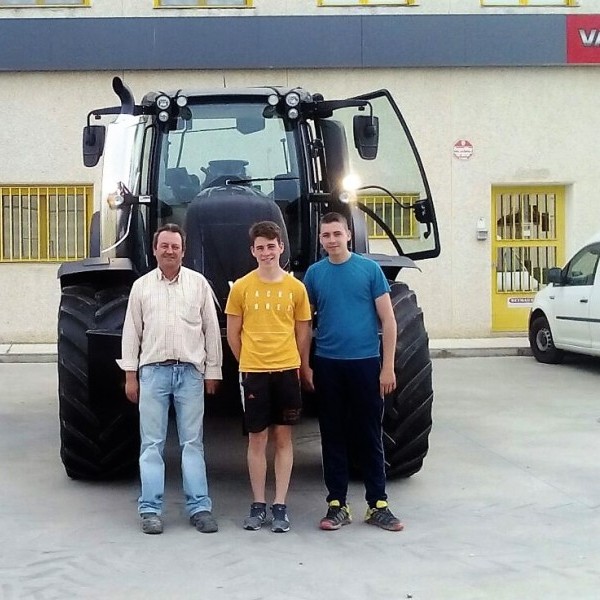 Entrega de tractor Valtra T-174 en Alera (Zaragoza)