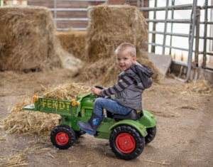 TRACTOR FENDT CON CAJA DE REMOLQUE  hasta 5 años